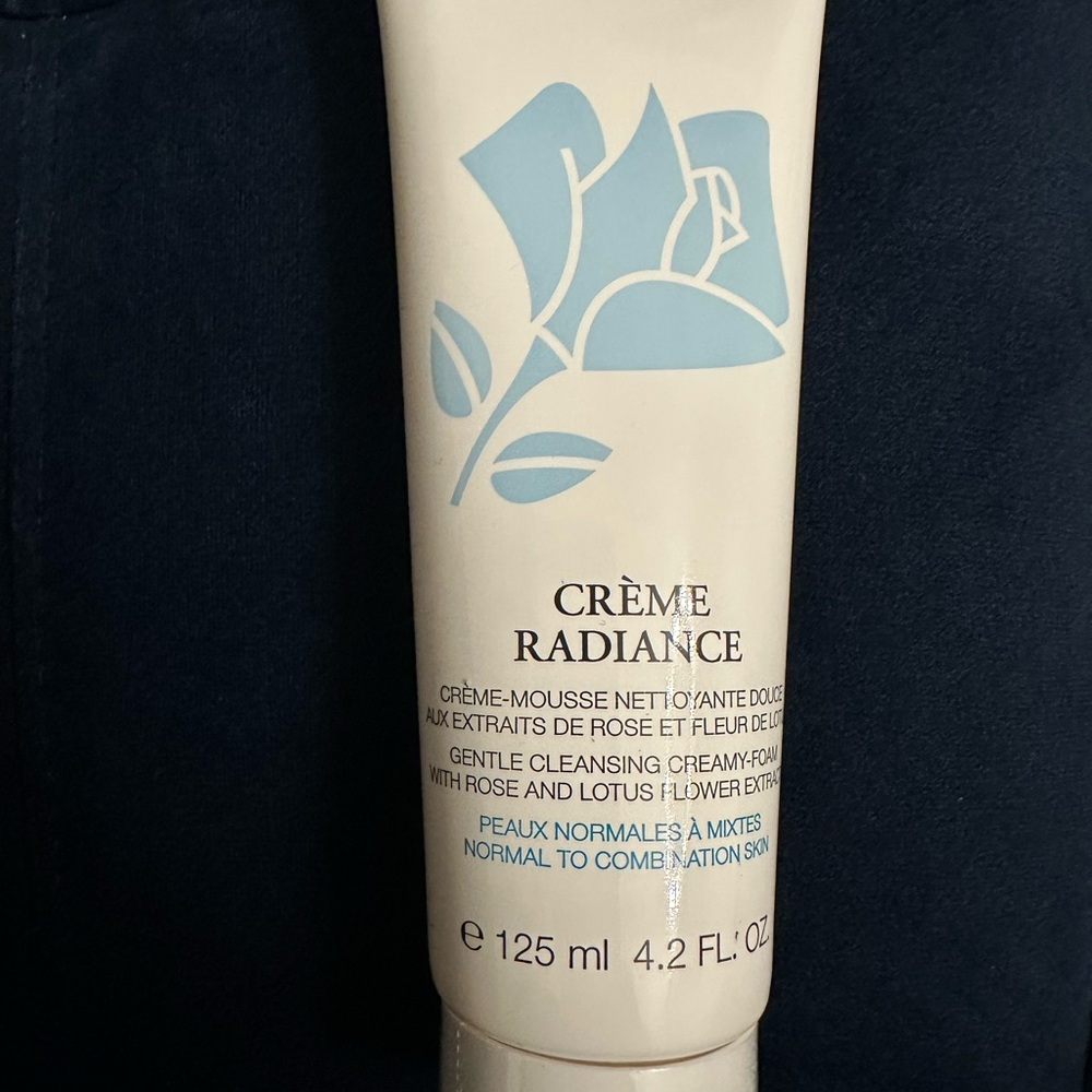 Crème Radiance Gentle Cleansing Cream with Blue Design
